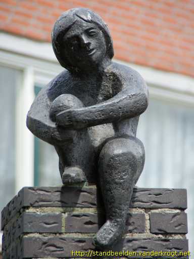 Maassluis -  Zittend mensfiguur op paal