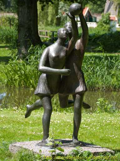 Maassluis -  Balspelende meisjes