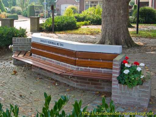Groot-Ammers - Gedenkbank Evacuatie 1940