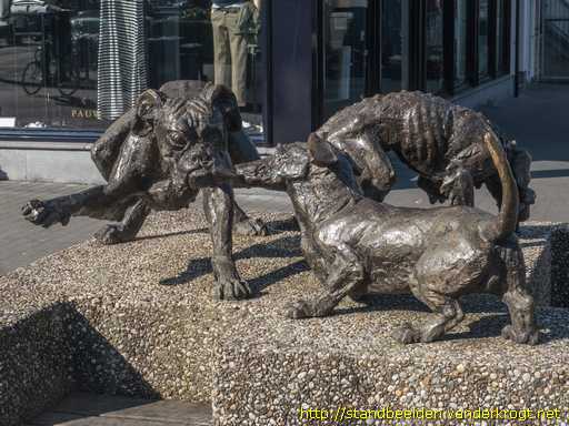 Oegstgeest -  Als twee honden vechten om een been