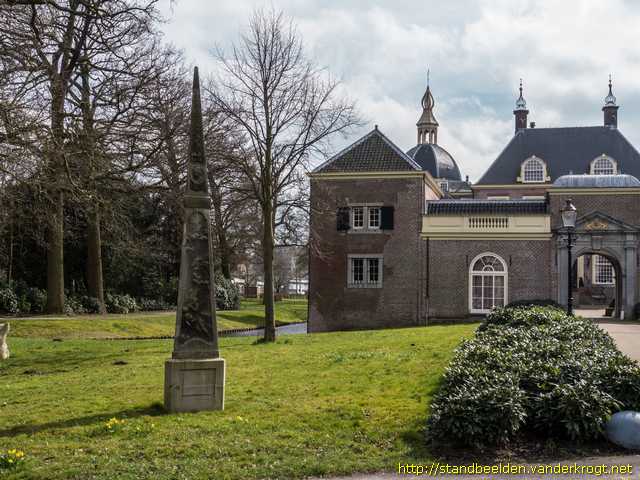 Oegstgeest -  Obelisk met taferelen uit het leven van Mozes