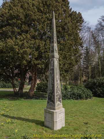 Oegstgeest -  Obelisk met taferelen uit het leven van Mozes