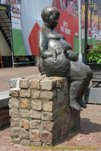 Oud-Beijerland -  Zittende vrouw met hond in tas