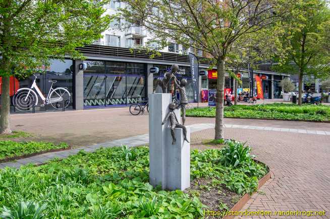 Papendrecht -  Drie spelende kinderen