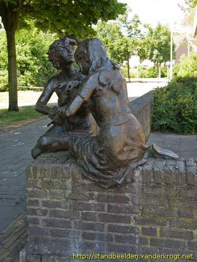 Papendrecht -  Twee snoepende meisjes