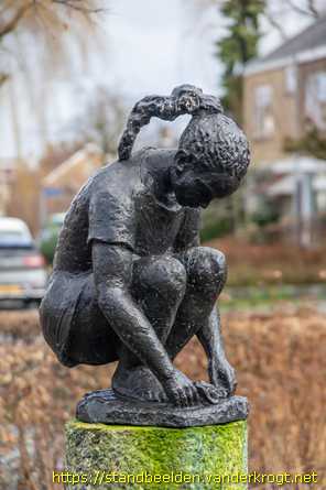 Nootdorp - Hurkend meisje