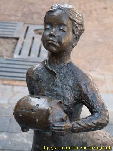 Ridderkerk -  Meisje met spaarpot