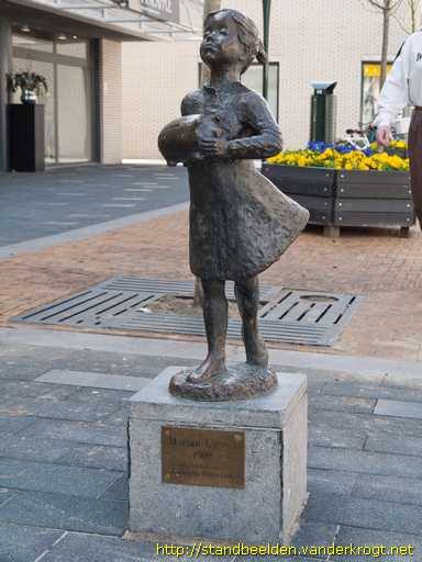 Ridderkerk -  Meisje met spaarpot