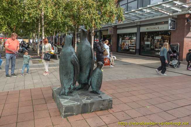 Rijswijk -  Twee pinguïns met jong