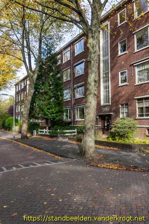 Rijswijk -  Portiekdecoratie Wolf in bos