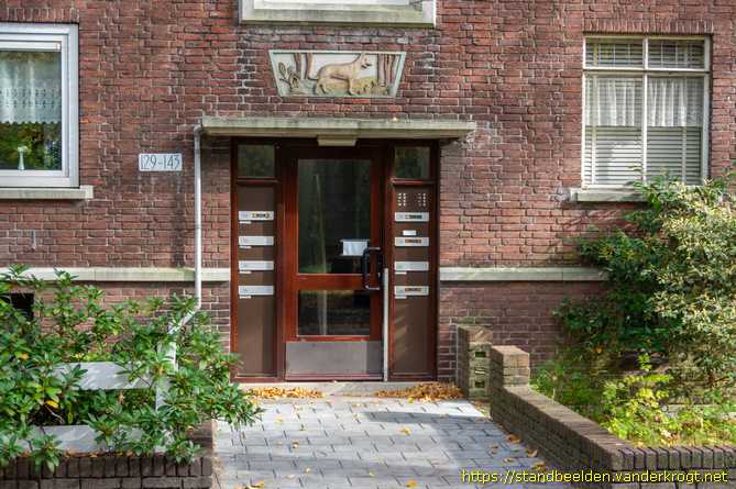 Rijswijk - Portiekdecoratie Wolf in bos