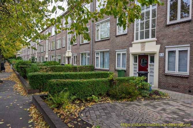 Rijswijk -  Portiekdecoratie hond en uilen
