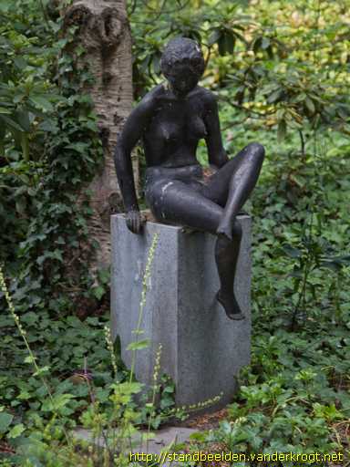 Rotterdam - Zittende vrouw
