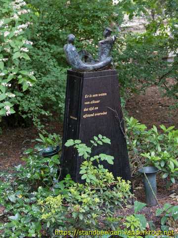 Rotterdam -  Twee zittende figuren