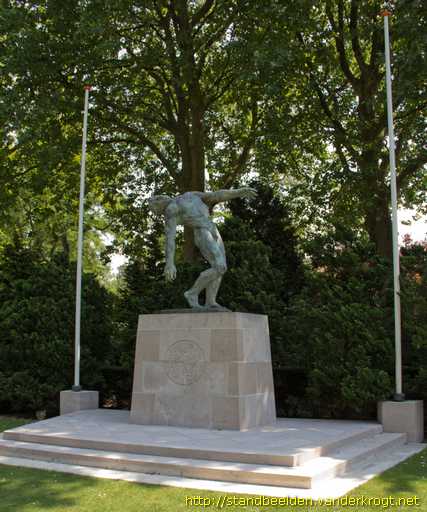 Rotterdam -  Monument 'De Vallende Man'