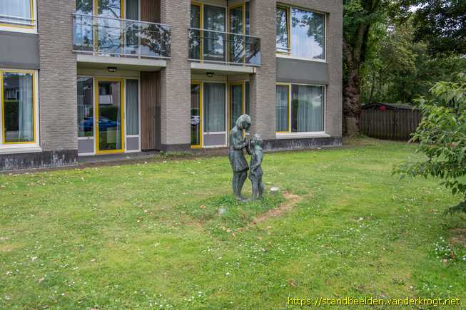 Rozenburg -  Kinderen met vogel