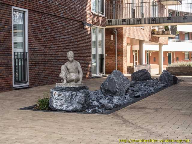 Rotterdam Heijplaat -  Zittende vrouw