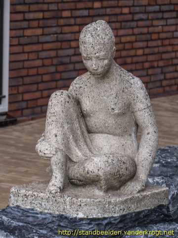 Rotterdam Heijplaat - Zittende vrouw