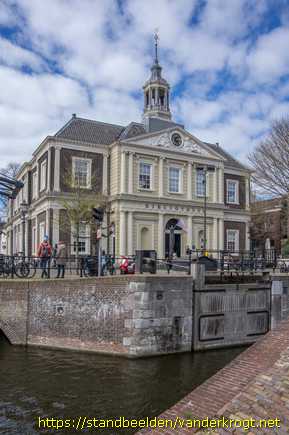 Schiedam -  Fronton met Mercurius en Neptunus