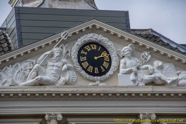 Schiedam -  Fronton met Mercurius en Neptunus