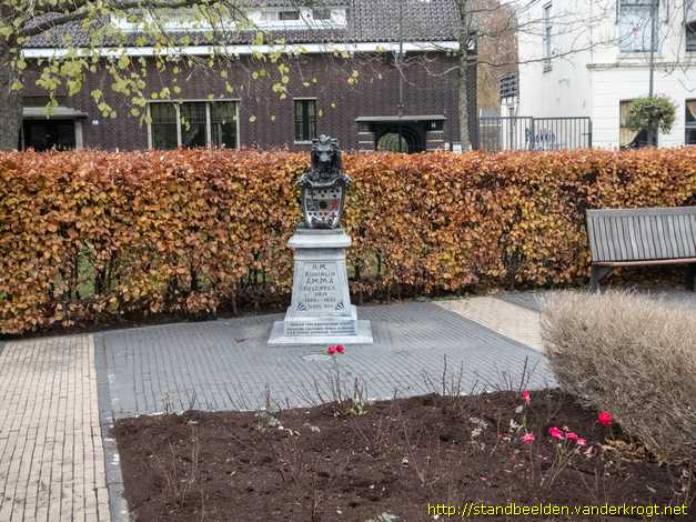 Schiedam -  Koningin Emma monument met leeuw en heraldisch schild