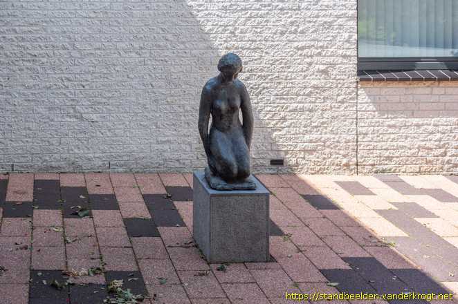 Sliedrecht -  Knielende vrouw ("Zittend meisje")