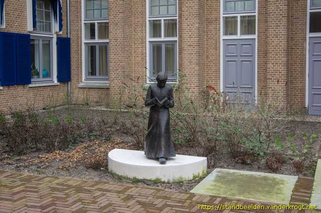 Warmond -  Brevierende priester