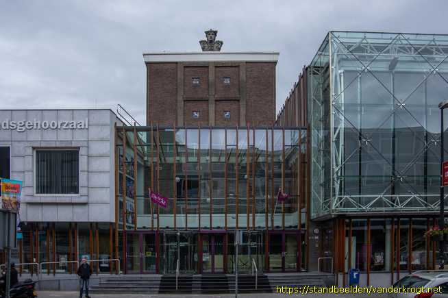 Vlaardingen -  Toneelmaskers en tegels op de Stadsgehoorzaal