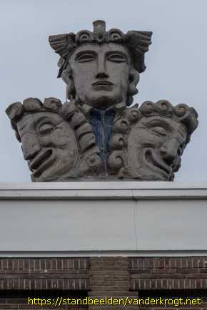 Vlaardingen -  Toneelmaskers en tegels op de Stadsgehoorzaal