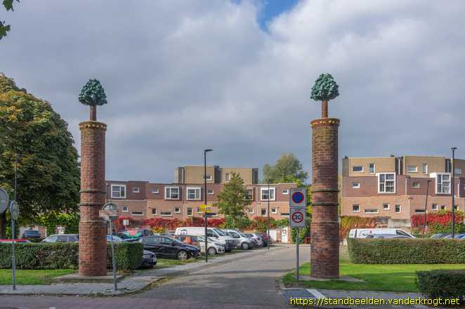 Vlaardingen -  Ingangszuilen met bomen