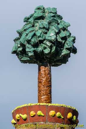 Vlaardingen -  Ingangszuilen met bomen
