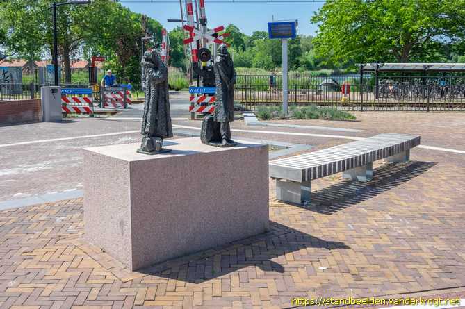Waddinxveen -  Wachtende reizigers (50 jaar spoorlijn Gouda-Alphen)