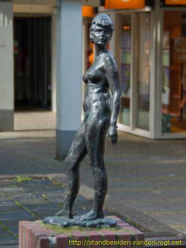 Waddinxveen -  Omkijkende jonge vrouw