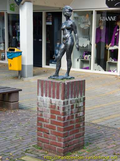 Waddinxveen -  Omkijkende jonge vrouw