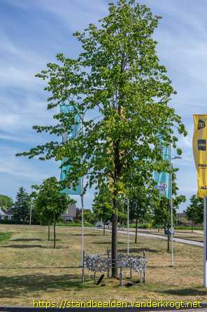 Waddinxveen -  Koninklijk sierhek om koningslinde