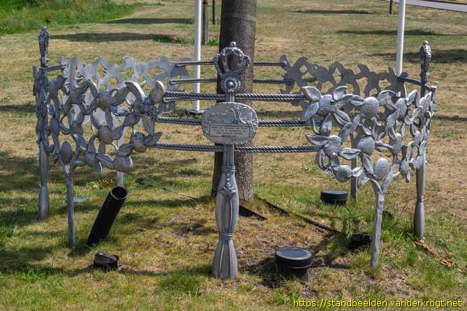 Waddinxveen -  Koninklijk sierhek om koningslinde