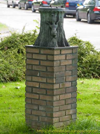 Wassenaar -  Boomstronk met eekhoorn