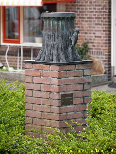 Wassenaar -  Boomstronk met specht