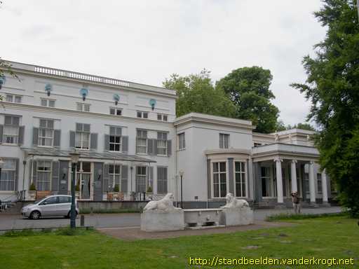 Wassenaar -  Paardendrinkbak met twee leeuwen