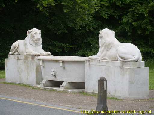 Wassenaar -  Paardendrinkbak met twee leeuwen