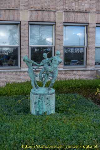Wassenaar -  Drie reidansende vrouwen