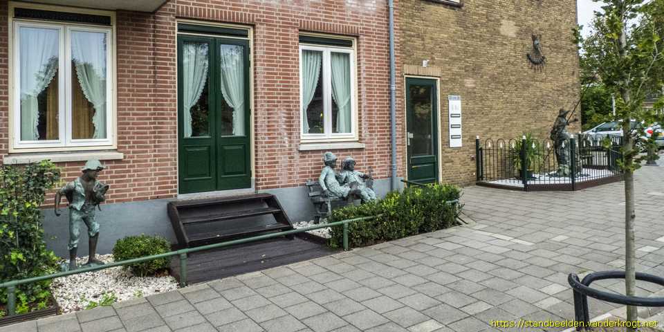 Monster -  Drie beelden van vier jongens