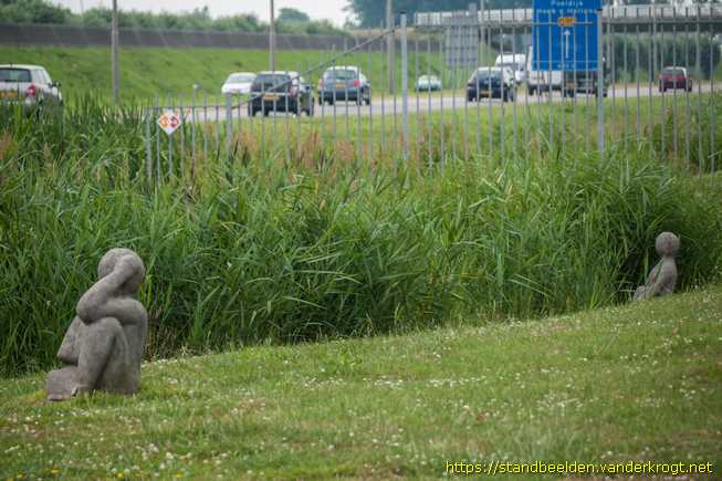 Wateringen -  Twee zittende figuren