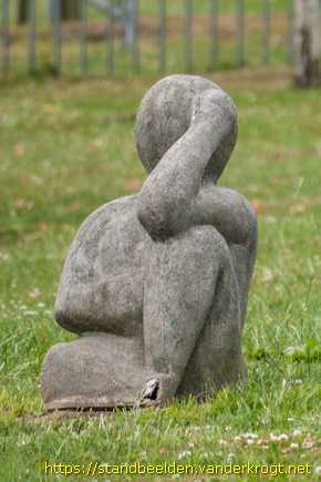 Wateringen -  Twee zittende figuren