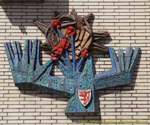 Naaldwijk - Reliëf met bloemen en zon