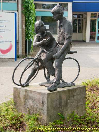 Zoetermeer - Jongen en meisje met fiets