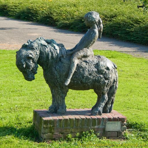 Zwijndrecht -  Pony met kind