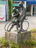Jongen en meisje met fiets