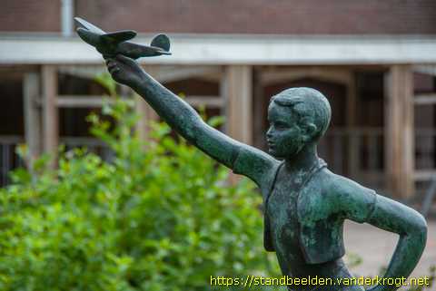 Akkrum - Jongetje met vliegtuig