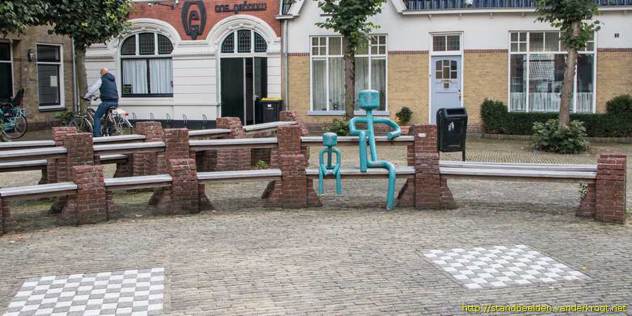 Bolsward - Man en kind op bank